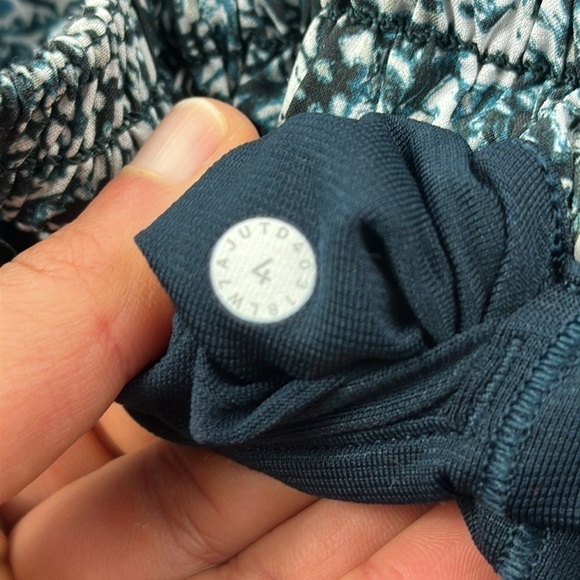 Lululemon Hotty Hot Short II *Long 4" Wildwood White Multi / Nocturnal Teal - Picture 4 of 5